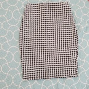 Houndstooth black white pencil skirt